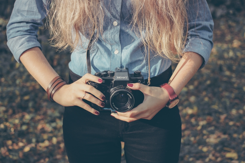 photographe-DRAP-min_hand-person-girl-woman-camera-photography-614-pxhere.com